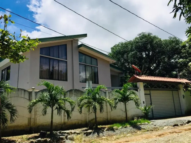 4 Bedrooms Cottage