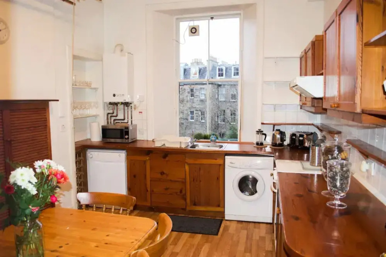 Spacious 3 Bedroom Flat in Marchmont