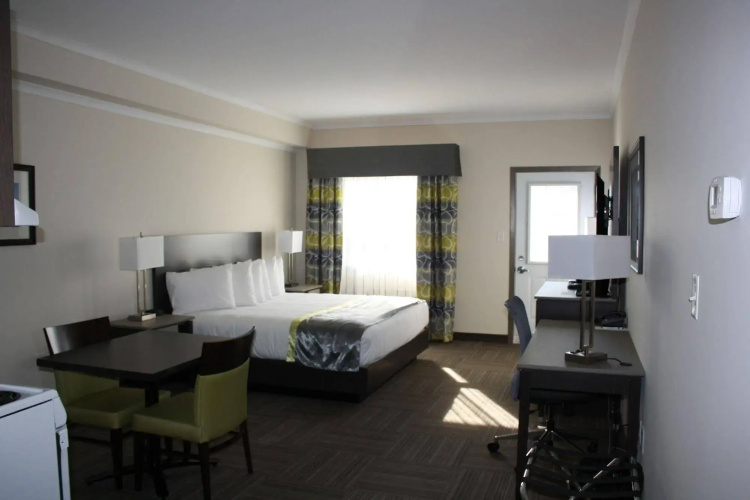 Crossroads Inn & Suites