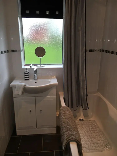 Glasgow Scotstoun Cottage Flat