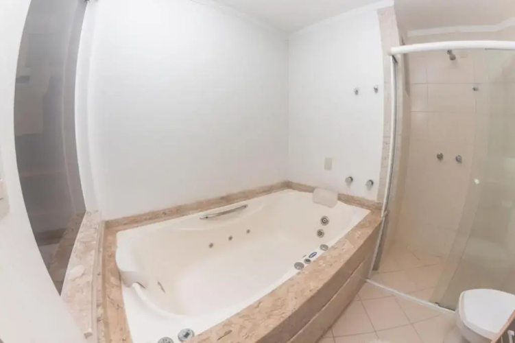 Apartamento 3 Suítes em Meia Praia