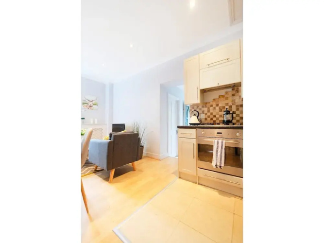 Modern 2 BR Flat in Bedford Park
