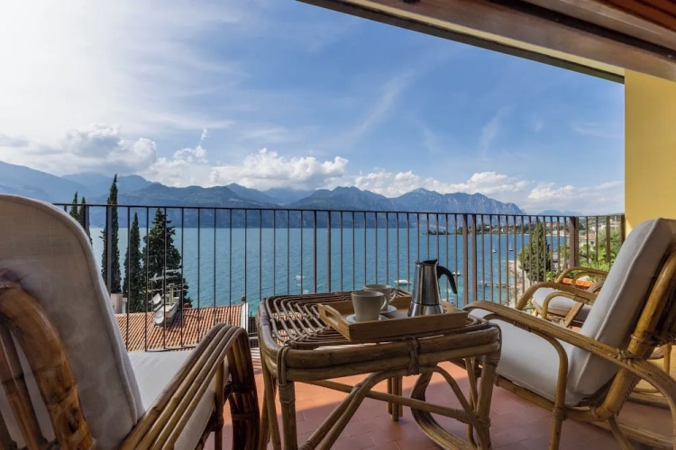 2 Bedrooms Family Cottage with lake view