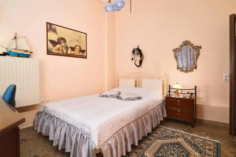 Spacious Central Apartment w h Free Parking Spaces
