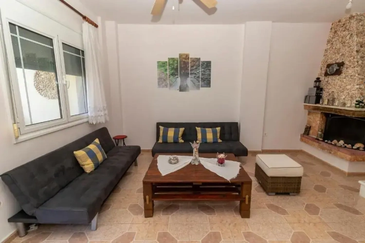 4 Bedrooms Cottage