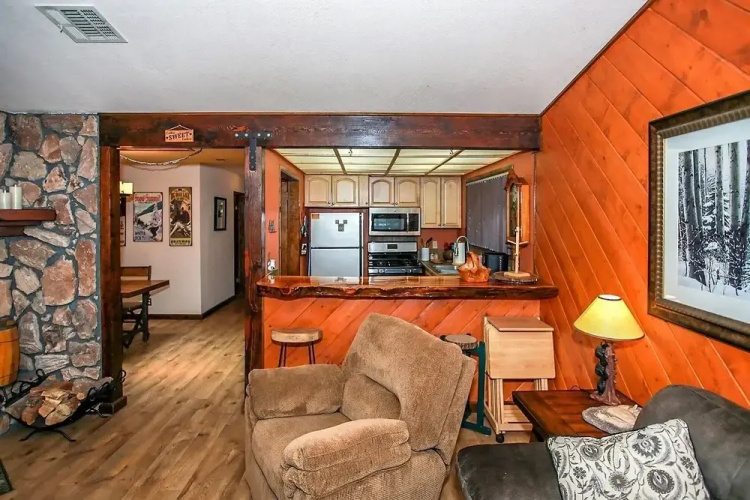 1828-goldilocks Getaway 2 Bedroom Home by RedAwning