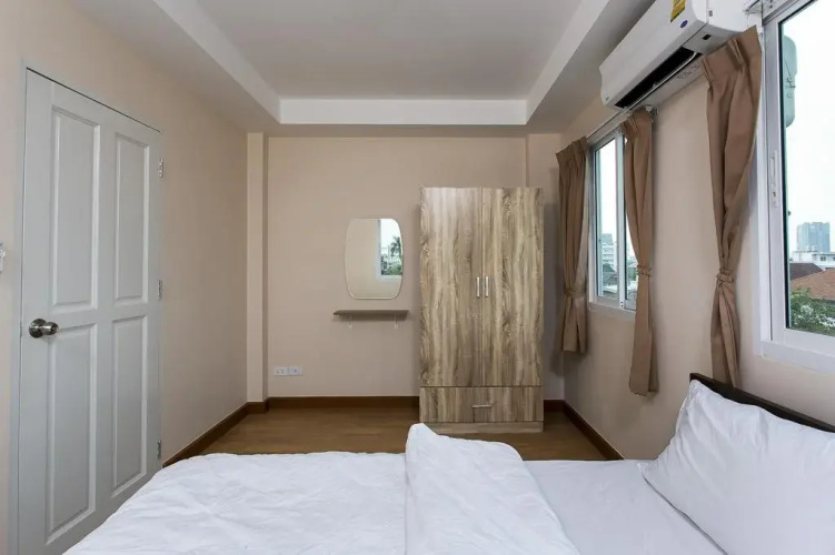 Small Space Cafe and Hostel