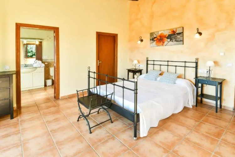 4 Bedrooms Villa