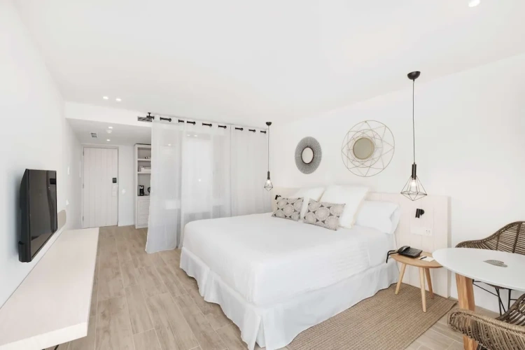 Deluxe room with balcony and with sea view