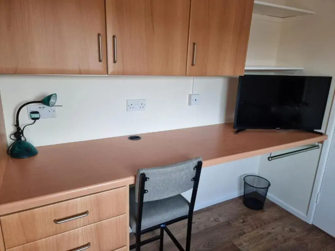 4 Bed 2 Bathroom House with Garden and Parking