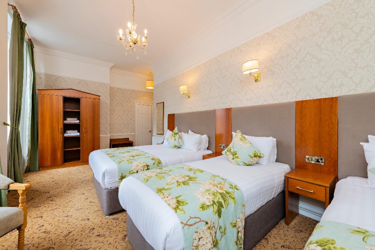 Standard Triple room