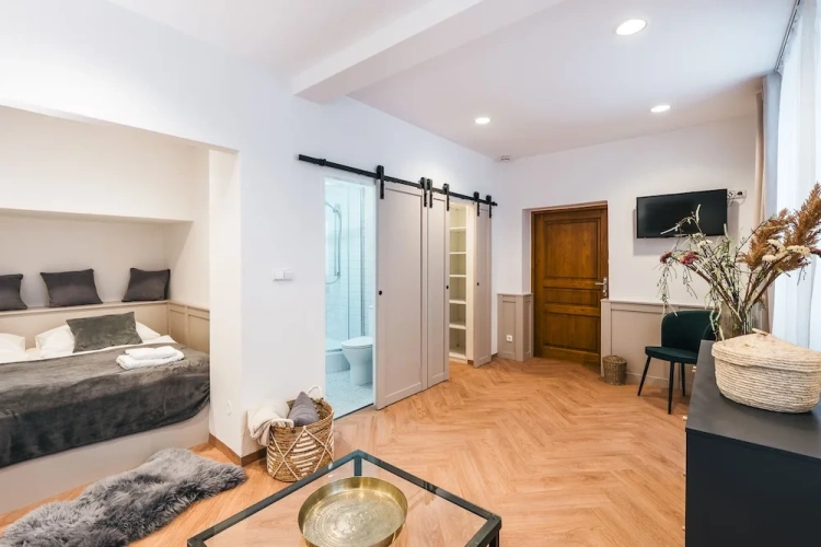 1 Bedroom Economy Basement room