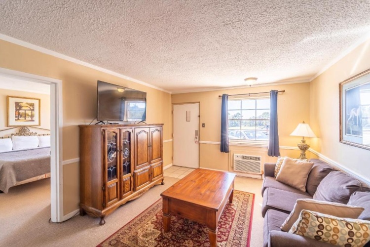Double Basement Suite with golf view