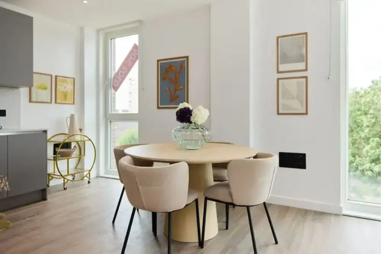 The Tottenham Scenery - Elegant 2BDR Flat with Balcony