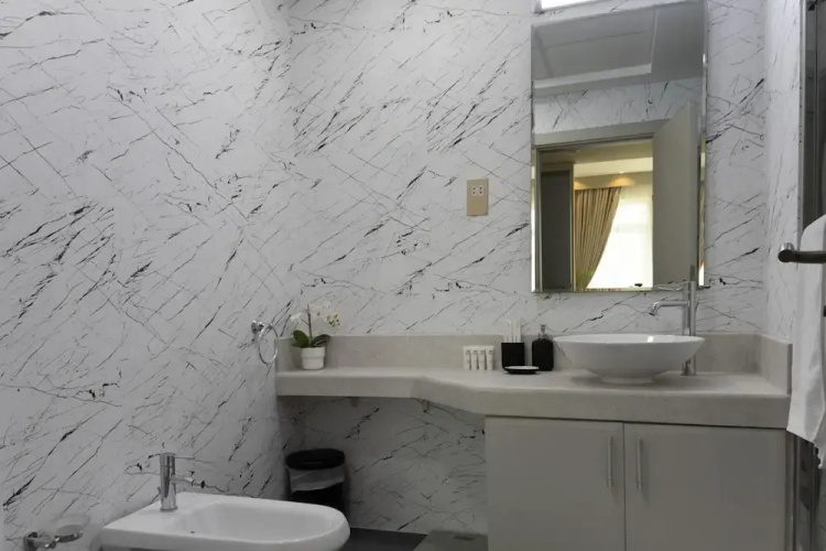 Luxe 1BR w Palm Skyline View Easy Mall Access