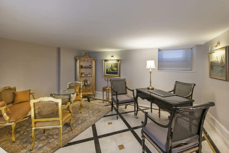 1890 Suites Hotel