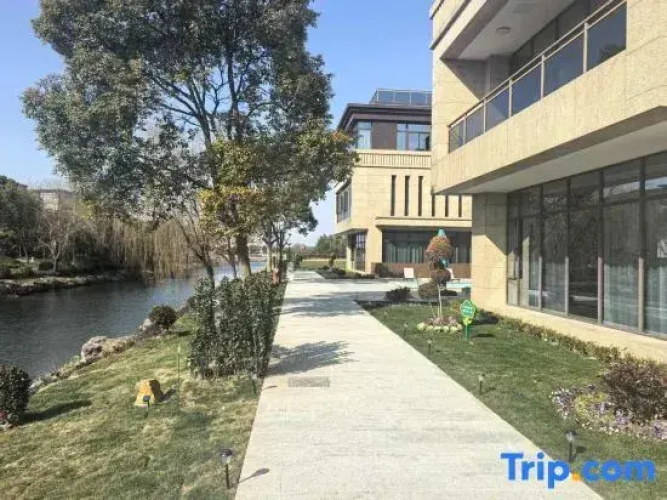 Yishu Waterfront Hotel