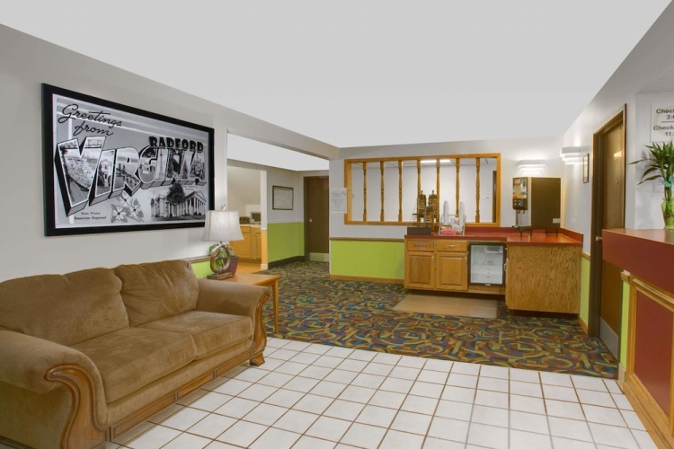 Super 8 By Wyndham Radford Va - Blacksburg, VA