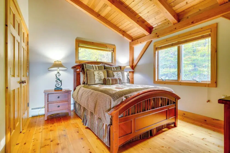 4 Mi to Stratton! Group Getaway w/ Deck & Views