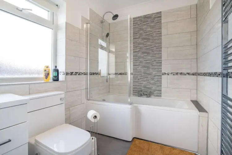 Stylish 3 Bed House-free Parking