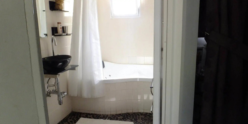 Nuriel Fruit & Guest House