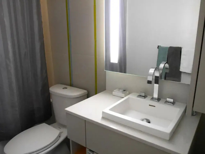 Modern 1BR Condo - Stunning View