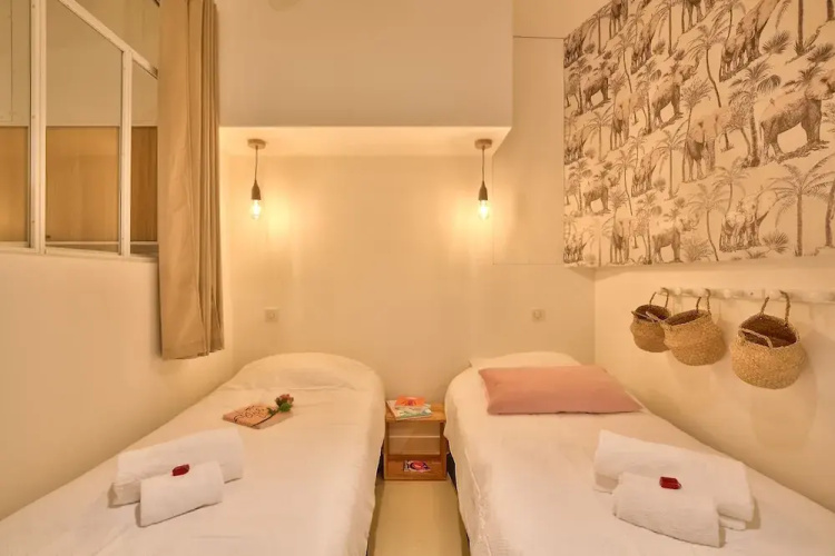 New Stunning 4 Bdrs Apt, With AC – Le Marais