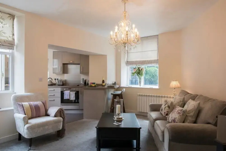 Cozy 1BR Apartment Central Ambleside With Parking