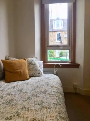 Spacious 3 Bedroom Flat in a Charming Location