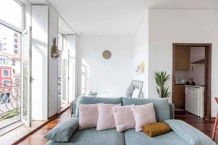 Bonjardim Studio w/ Balcony by LovelyStay