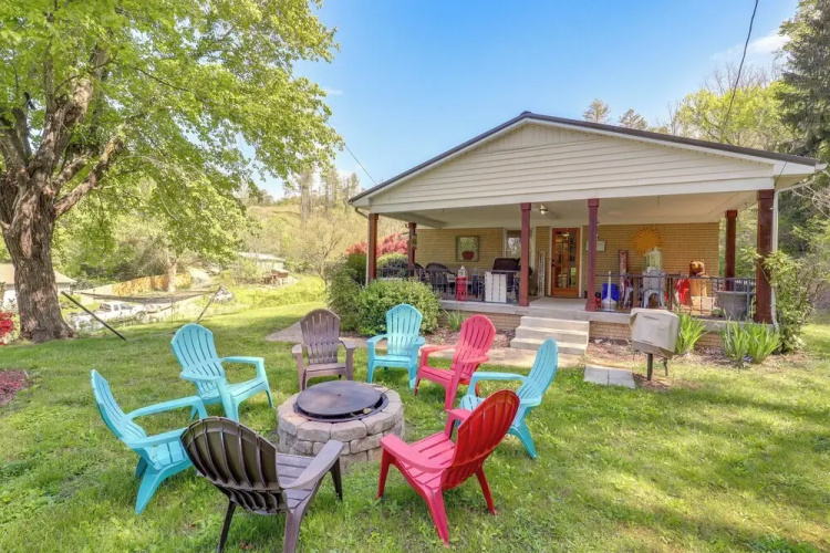 Fire Pit & Game Room: Family Home in Marshall