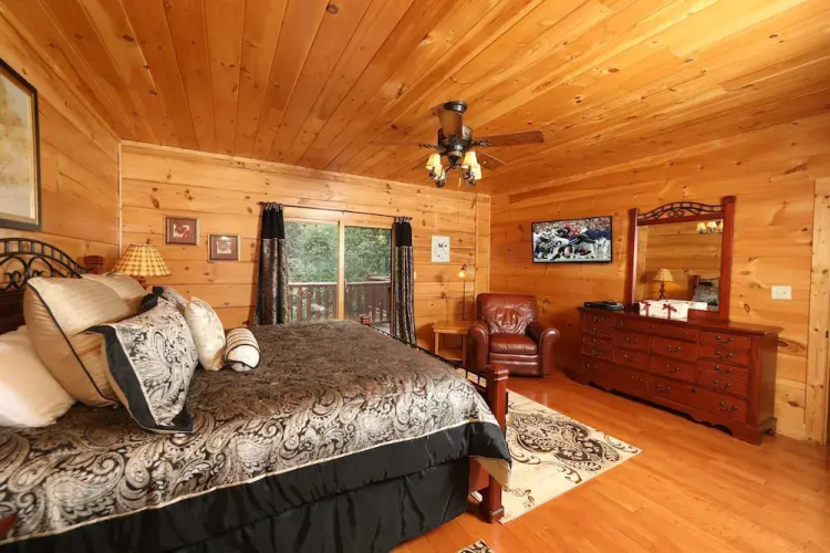 Majestic Manor - Five Bedroom Cabin