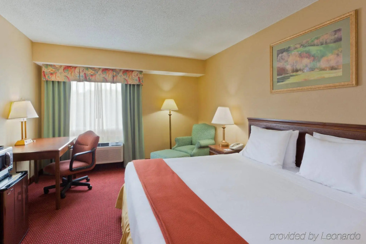 Holiday Inn Express Irwin-PA Turnpike Exit 67