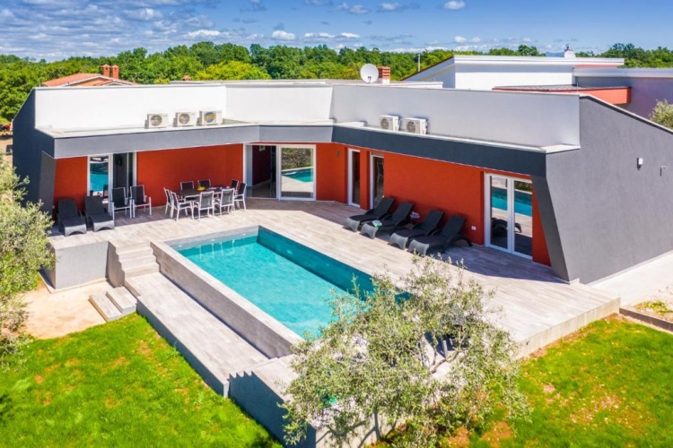 4 Bedrooms Villa