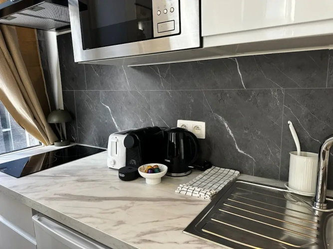 Stylish 1BR plus LR Apt Ghent Castle