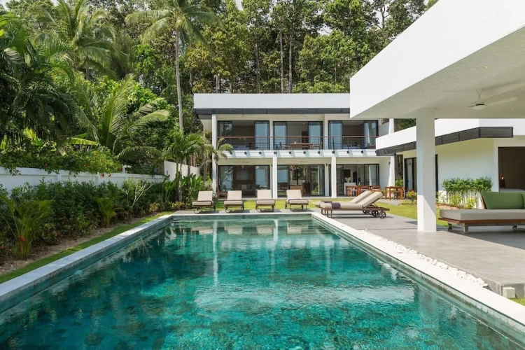 6 Bedrooms Villa