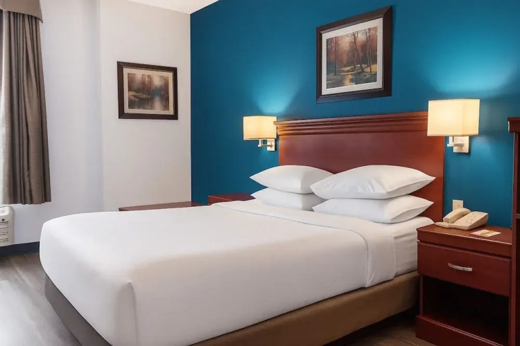 Signature Inn & Suites Hamilton