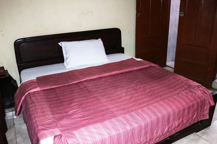 Vis-A-Vis Hotel