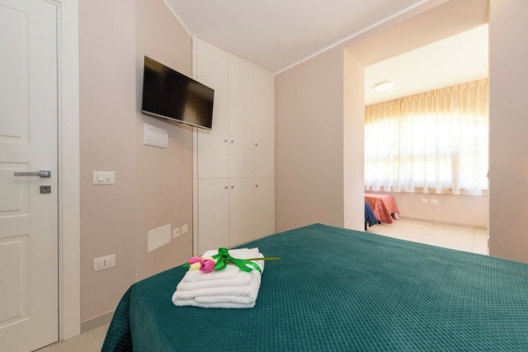 Standard Quadruple room with garden view
