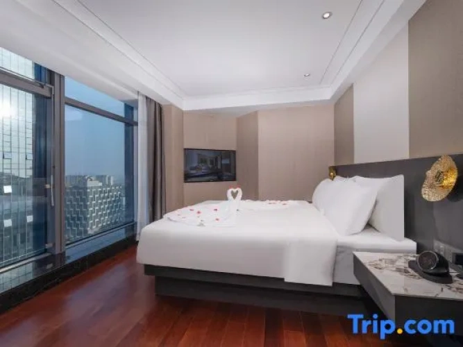 Suite with lake view