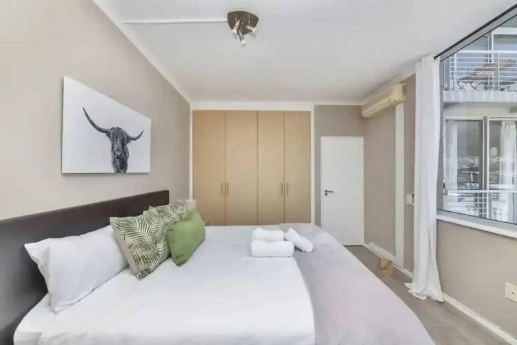 Picturesque 2BD Apartment With Table Mountain View