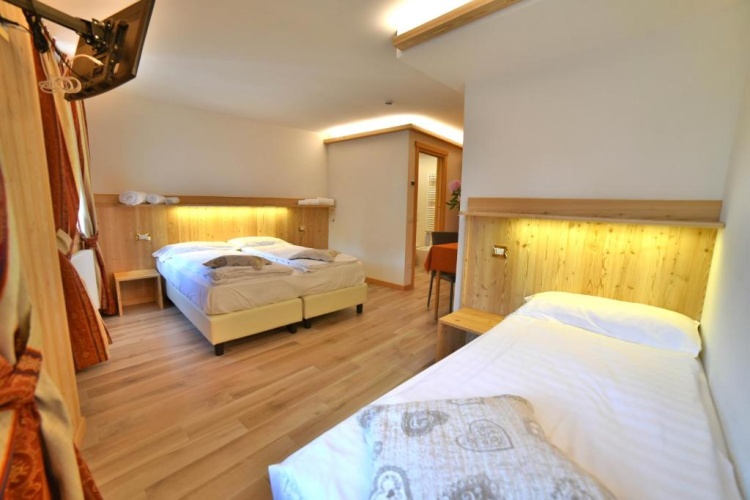 Standard Triple room
