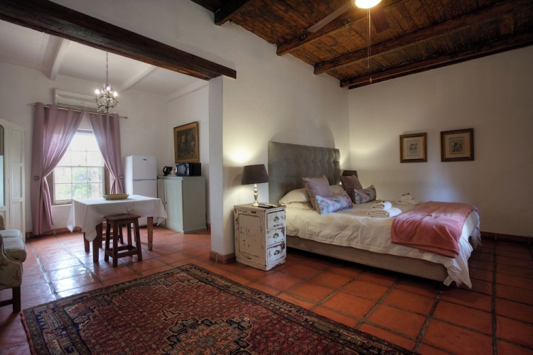Classic Twin room with courtyard view