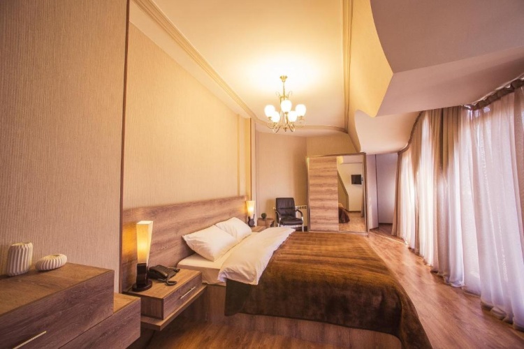 Suite with balcony and with city view