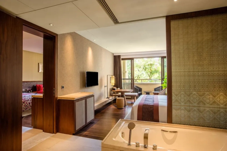 2 Bedrooms Club Suite with balcony