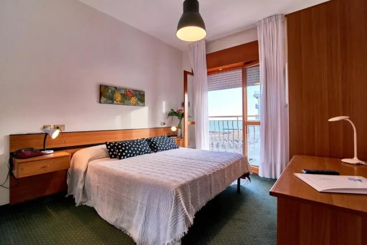 Standard Double room with partial sea view