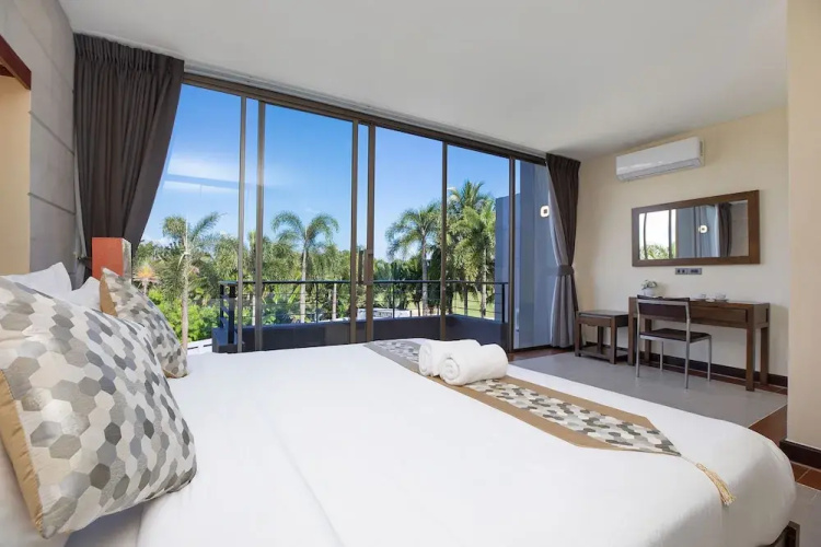 Designer 3BR Pool Access Villa Argent 8