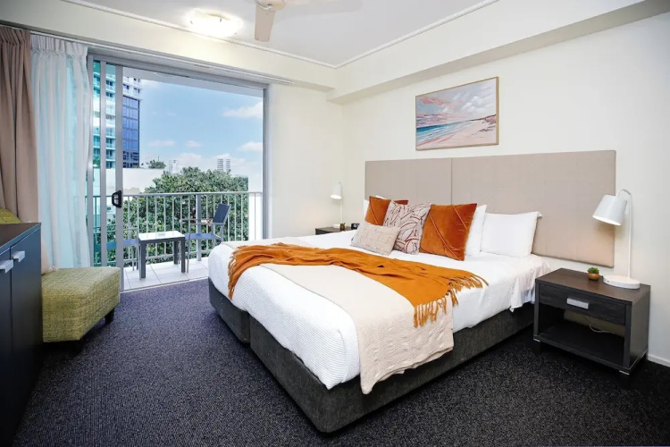 Studio in the City with pool and BBQ
