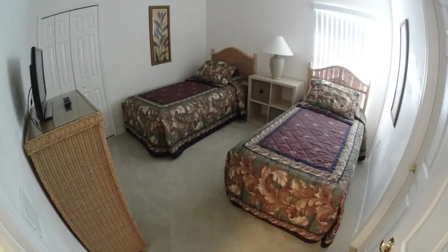 916 Balmoral Dr. 4 Bedrooms, 3 Bathrooms