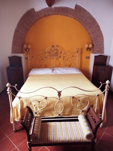 1 Bedroom Classic Basement Apartment with garden view